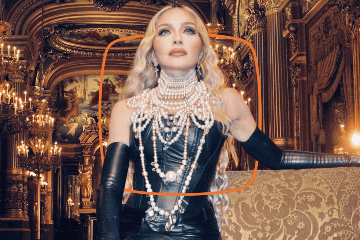 Fotos de Madonna durante as gravações da campanha, com destaque para o figurino e a Ópera de Paris.