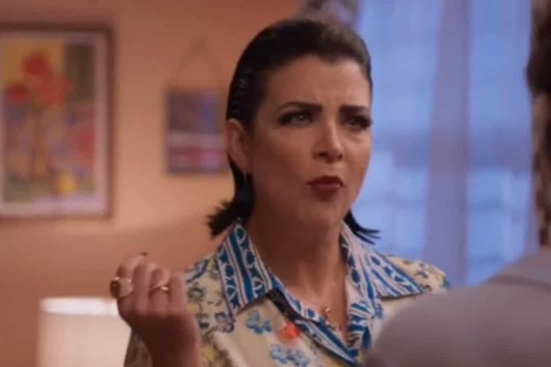 Foto de Salma com expressão de tristeza e humilhação.