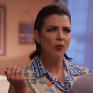 Foto de Salma com expressão de tristeza e humilhação.