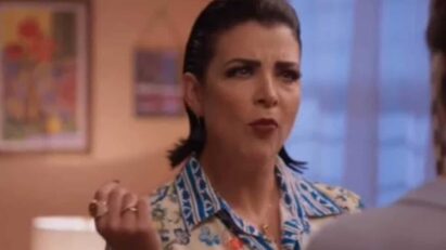 Foto de Salma com expressão de tristeza e humilhação.