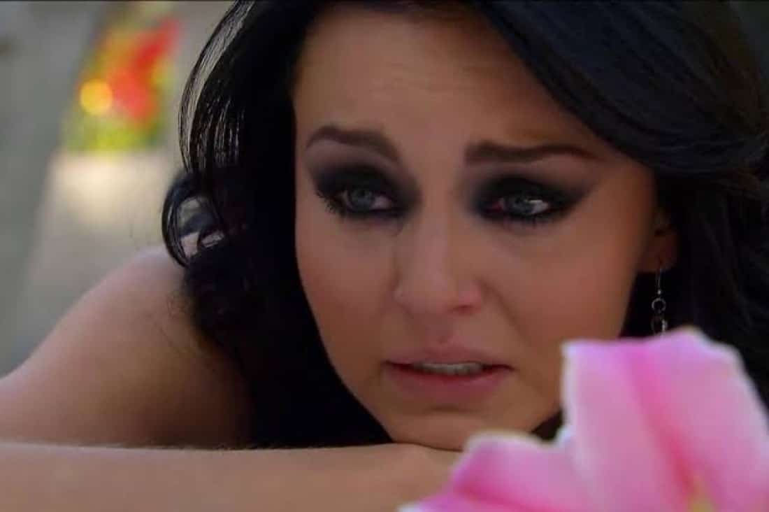 Foto de Teresa com expressão de tristeza e Arthur com olhar preocupado.