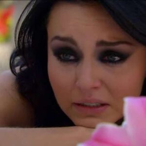 Foto de Teresa com expressão de tristeza e Arthur com olhar preocupado.