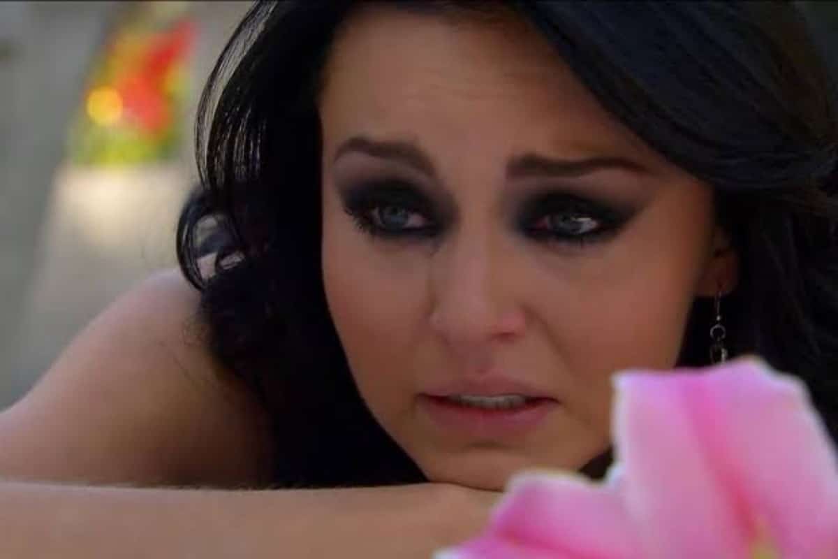 Foto de Teresa com expressão de tristeza e Arthur com olhar preocupado.