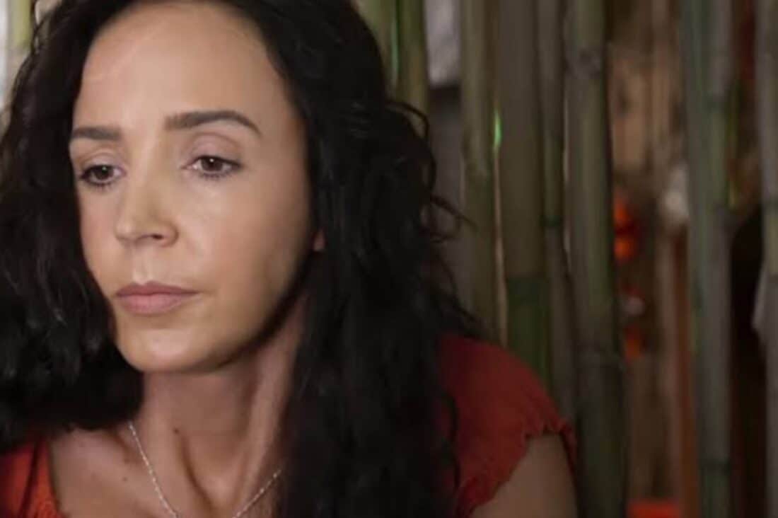 Em Contigo Sim, Adela retorna ao seu povoado e, em um reencontro emocionante