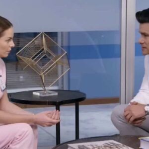 Ângela, com olhar sério e determinado, conversa com Leonardo em seu consultório. A expressão de Leonardo é de choque e incredulidade, enquanto a sombra de Mirtes paira sobre eles, simbolizando o mistério e a tensão que cercam a revelação.