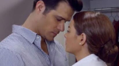 Ângela e Leonardo se olham apaixonadamente, seus rostos iluminados pela luz do amor.