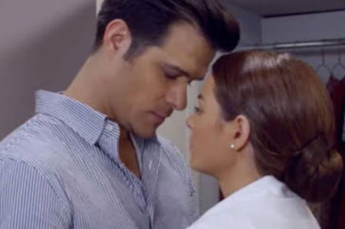Ângela e Leonardo se olham apaixonadamente, seus rostos iluminados pela luz do amor.
