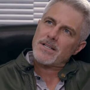 Aníbal, personagem da novela Contigo Sim, em uma cena de interrogatório pela polícia.