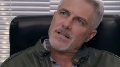 Aníbal, personagem da novela Contigo Sim, em uma cena de interrogatório pela polícia.