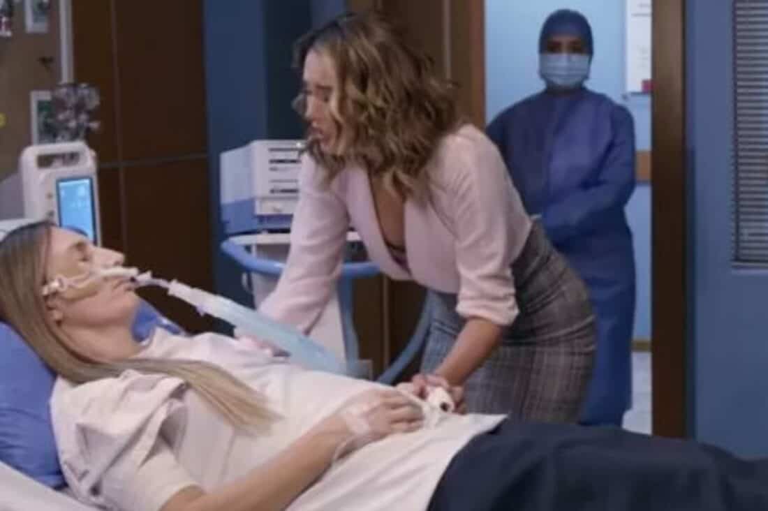 Uma imagem comovente de Samanta chorando ao lado da cama da mãe internada, com Geraldo e Álvaro observando a cena com preocupação.