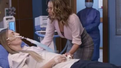 Uma imagem comovente de Samanta chorando ao lado da cama da mãe internada, com Geraldo e Álvaro observando a cena com preocupação.