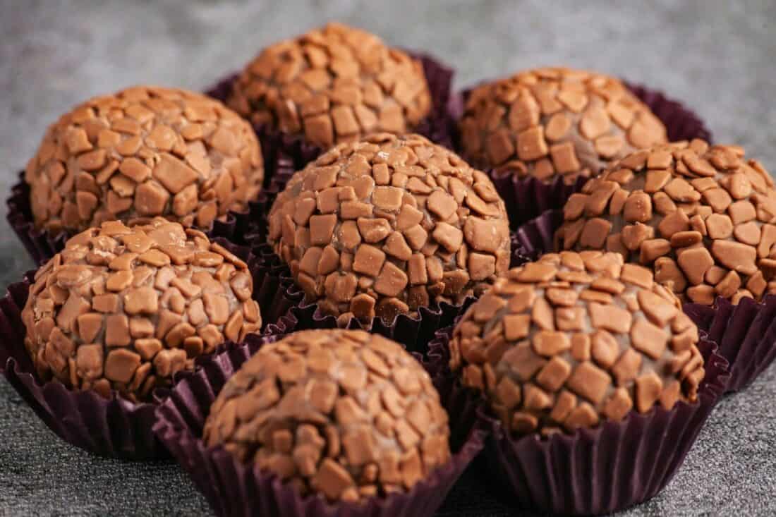Fazer um brigadeiro é uma tarefa simples e fácil. Para começar, é preciso ter em mãos os ingredientes básicos que são: leite condensado, cacau em pó e manteiga.
