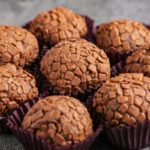 Fazer um brigadeiro é uma tarefa simples e fácil. Para começar, é preciso ter em mãos os ingredientes básicos que são: leite condensado, cacau em pó e manteiga.
