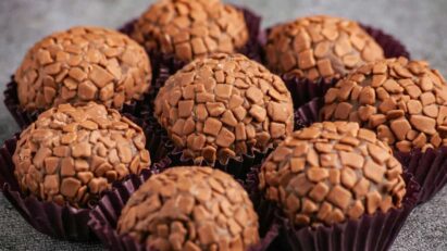 Fazer um brigadeiro é uma tarefa simples e fácil. Para começar, é preciso ter em mãos os ingredientes básicos que são: leite condensado, cacau em pó e manteiga.