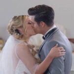 Salma e Leonardo se beijando no altar após o casamento, com Ângela chorando em uma igreja errada.