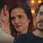 Cena de Electra e Murilo se aproximando em "Família É Tudo".