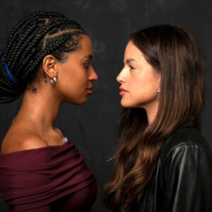 Cena de "Mania de Você" com Agatha Moreira e Gabz.