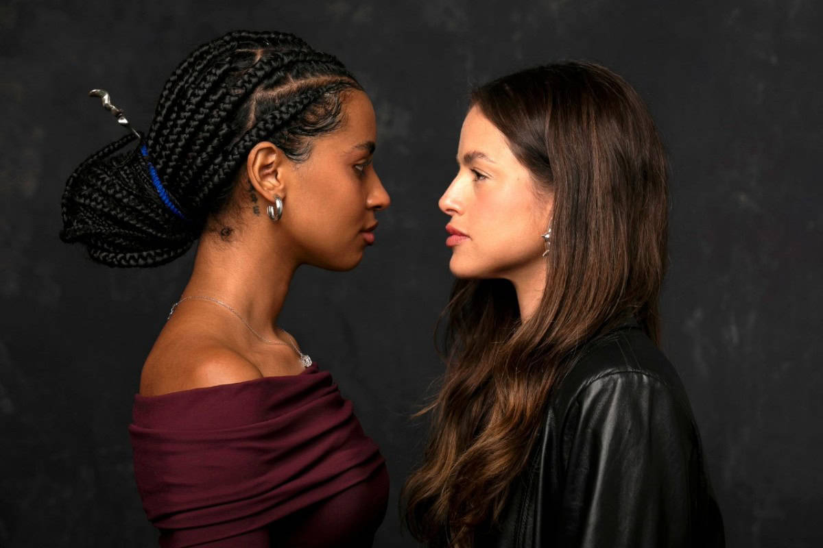 Cena de "Mania de Você" com Agatha Moreira e Gabz.