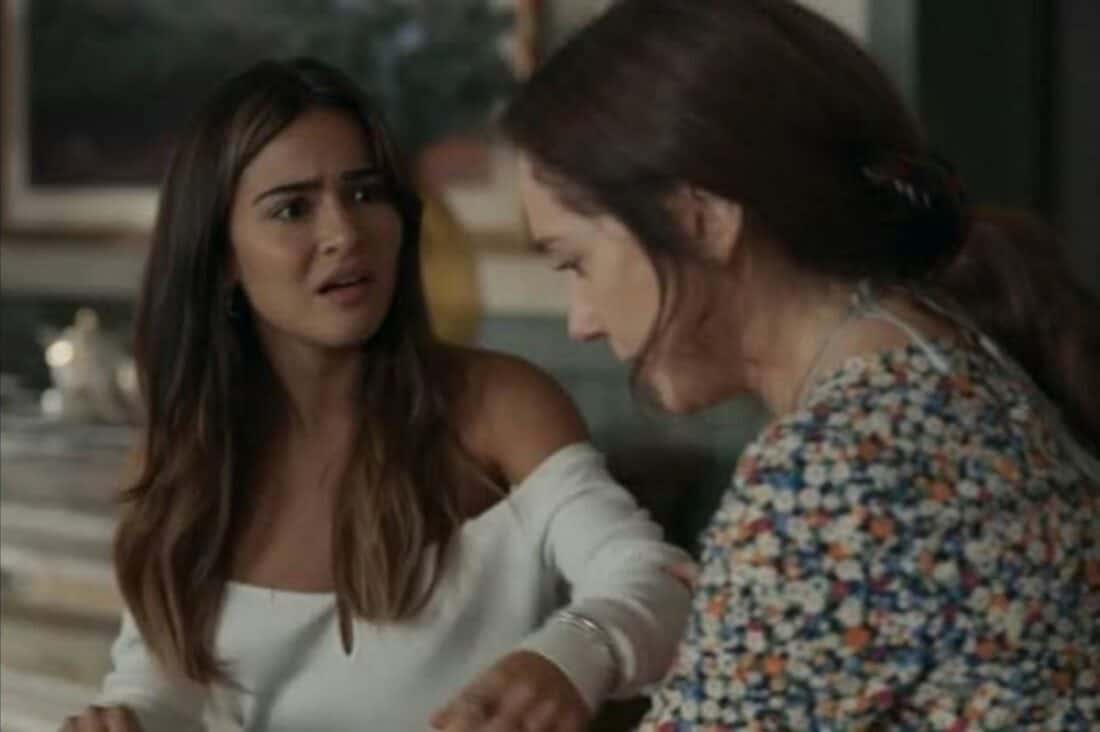 Cena de Sandra (Giullia Buscacio) desabafando com Dona Patroa (Camila Morgado) em "Renascer".