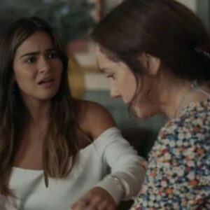 Cena de Sandra (Giullia Buscacio) desabafando com Dona Patroa (Camila Morgado) em "Renascer".