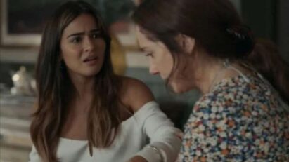 Cena de Sandra (Giullia Buscacio) desabafando com Dona Patroa (Camila Morgado) em "Renascer".