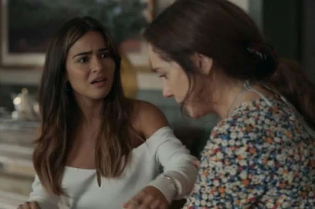 Cena de Sandra (Giullia Buscacio) desabafando com Dona Patroa (Camila Morgado) em "Renascer".