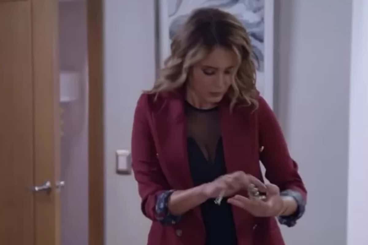 Contigo Sim, Samanta choca a todos ao roubar as joias da mãe doente
