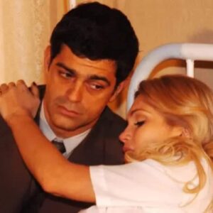 Cristina olha para Rafael com um sorriso malicioso, segurando a poção em suas mãos.