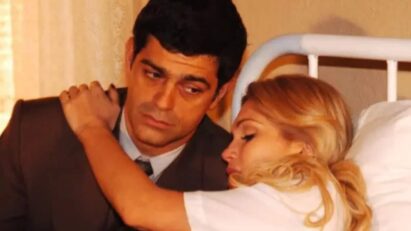 Cristina olha para Rafael com um sorriso malicioso, segurando a poção em suas mãos.