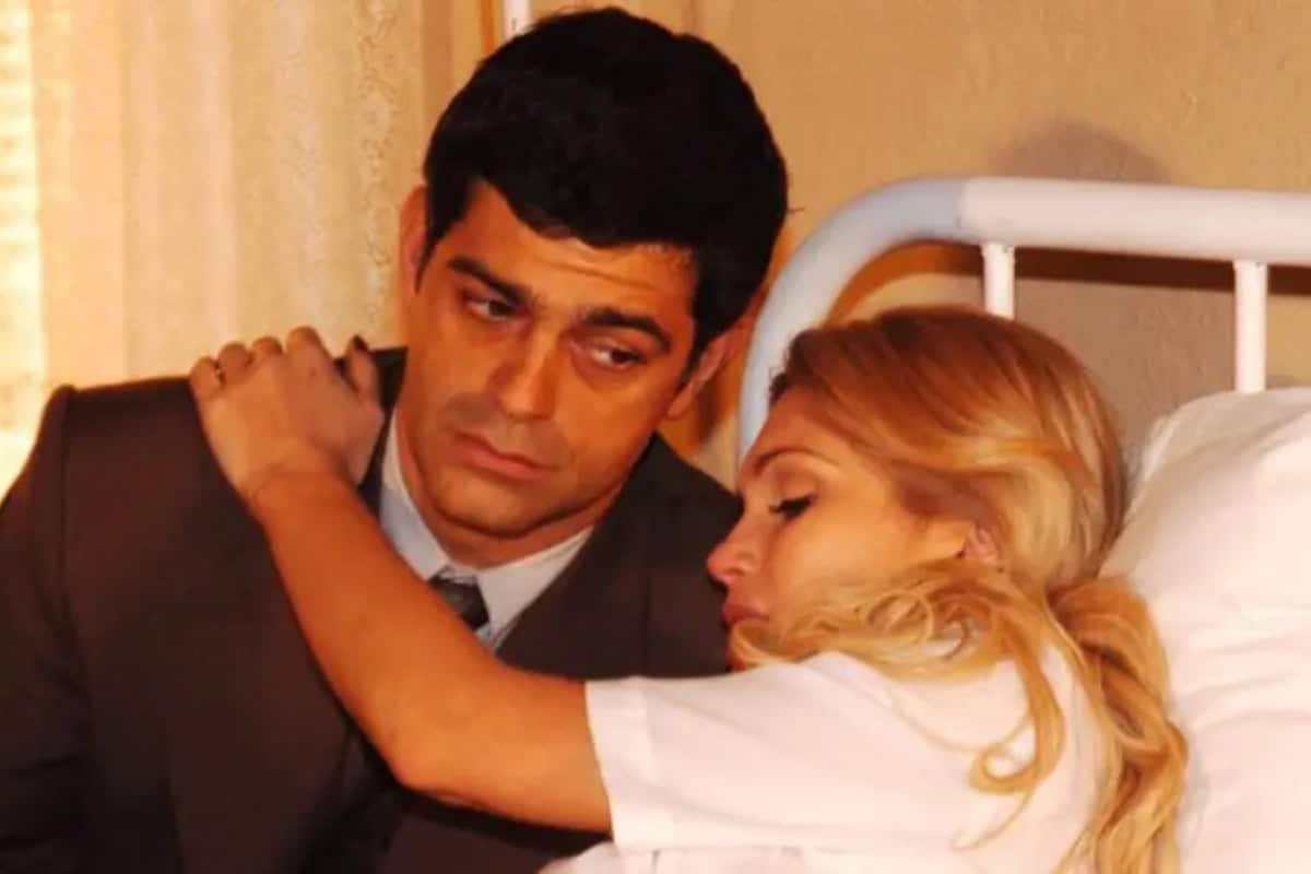 Cristina olha para Rafael com um sorriso malicioso, segurando a poção em suas mãos.