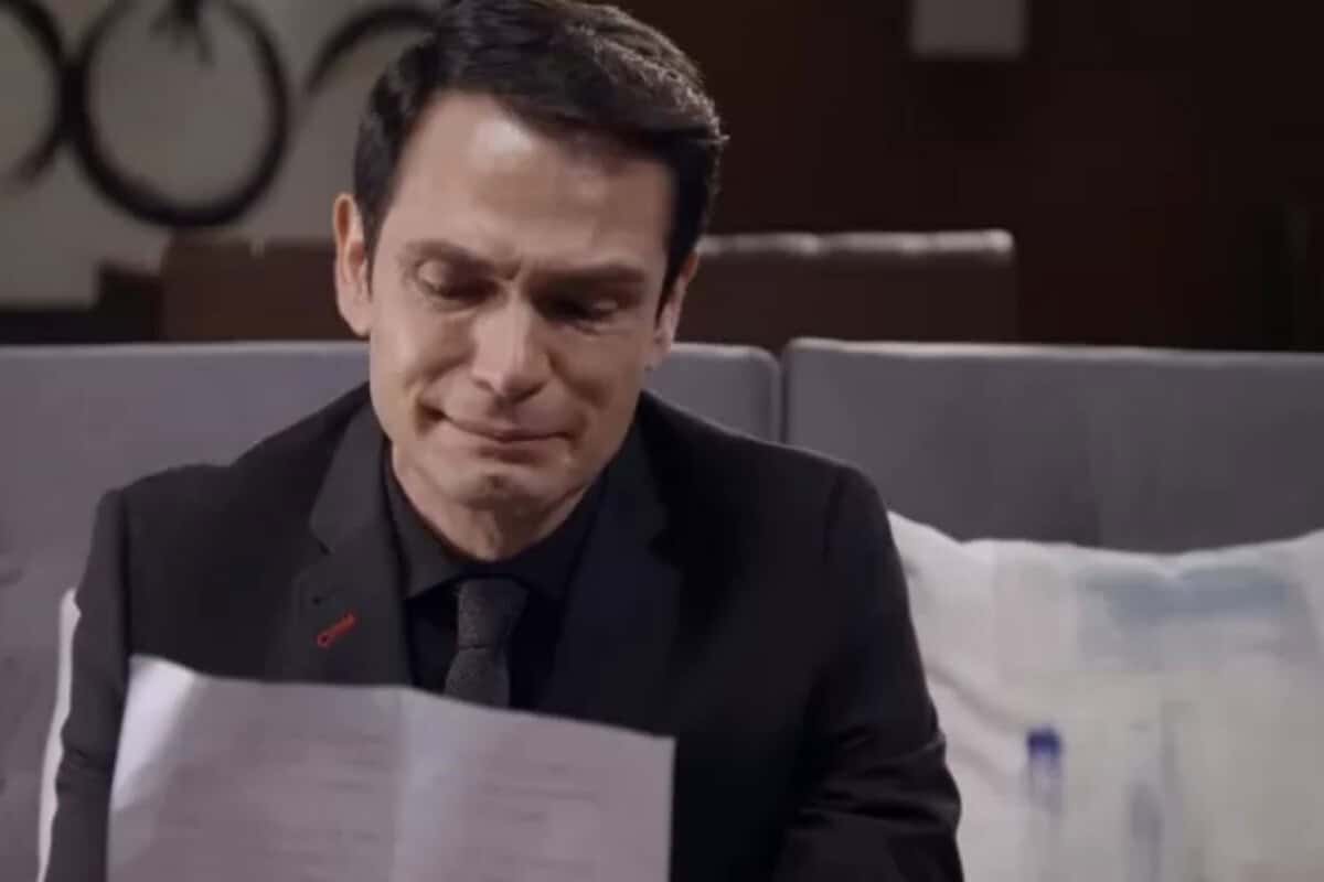 Dário chora enquanto lê a carta de Sandro, seus olhos marejados de emoção e tristeza.