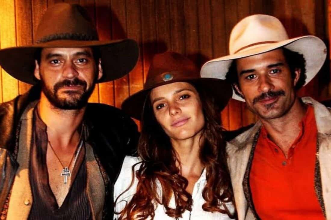 Diana (Fernanda Lima) e Ben Silver se olhando com ternura