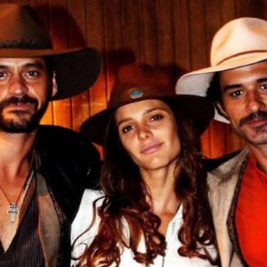 Diana (Fernanda Lima) e Ben Silver se olhando com ternura