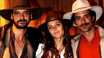 Diana (Fernanda Lima) e Ben Silver se olhando com ternura