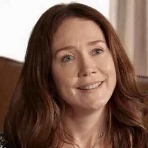 Dona Patroa sapateia em cima da cova de Egídio, seu ex-marido, demonstrando total desprezo e superação em Renascer