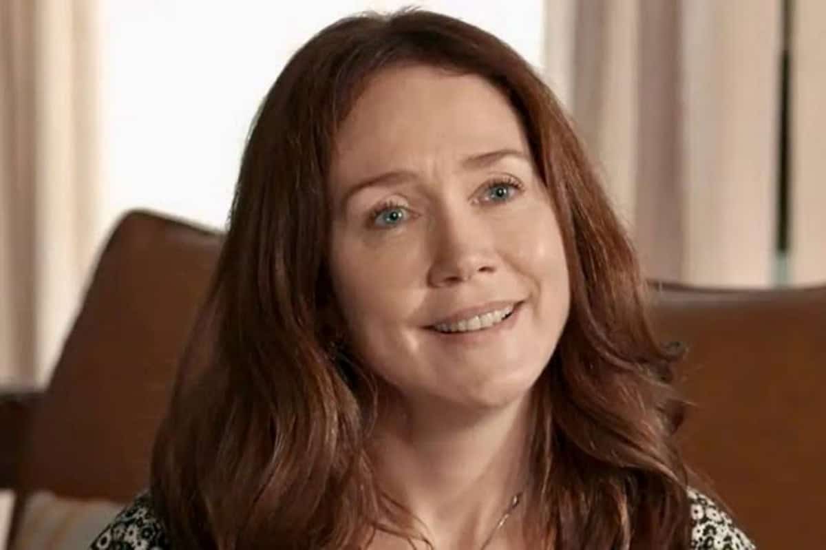 Dona Patroa sapateia em cima da cova de Egídio, seu ex-marido, demonstrando total desprezo e superação em Renascer