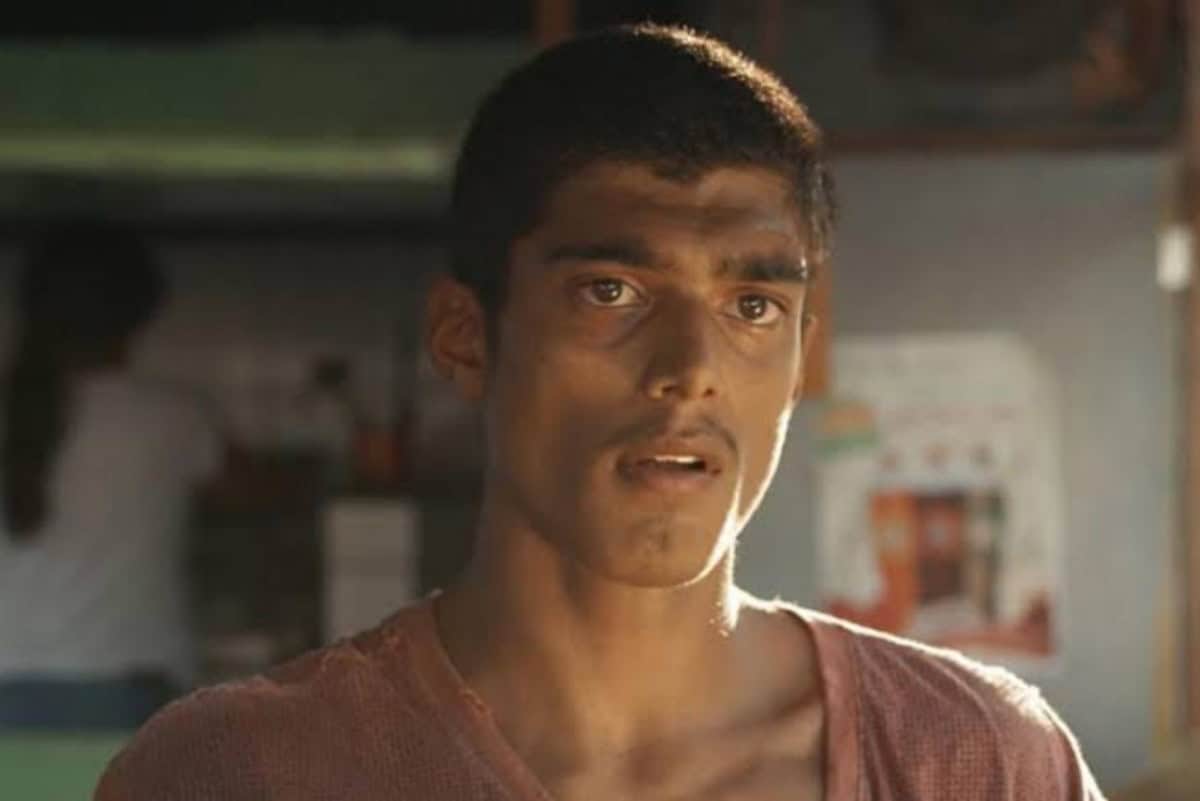 Du ajustando o carro para fuga