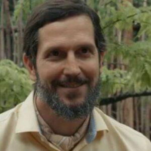 Egídio observa com um sorriso sinistro a fazenda de José Venâncio após o roubo do cacau, enquanto Tião Galinha é preso pela polícia.