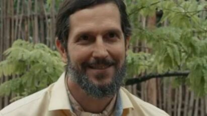 Egídio observa com um sorriso sinistro a fazenda de José Venâncio após o roubo do cacau, enquanto Tião Galinha é preso pela polícia.