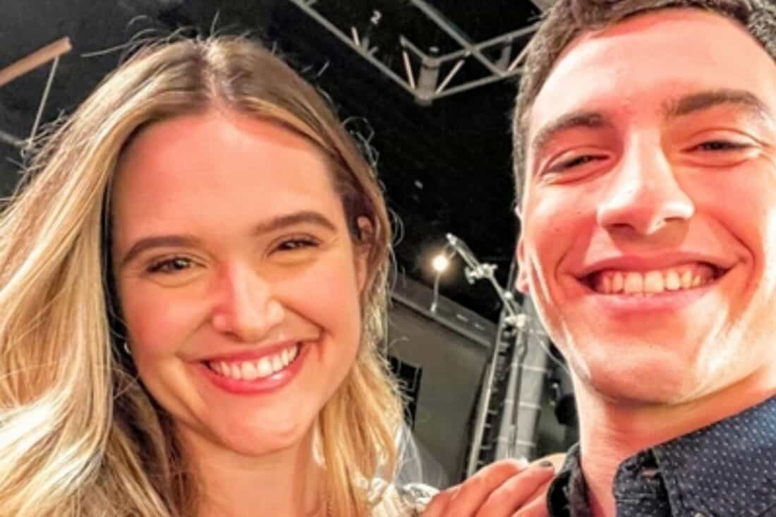 Electra e Murilo conversam em clima de intimidade.