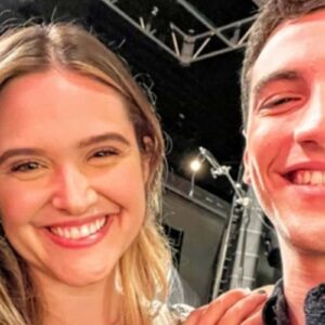 Electra e Murilo conversam em clima de intimidade.