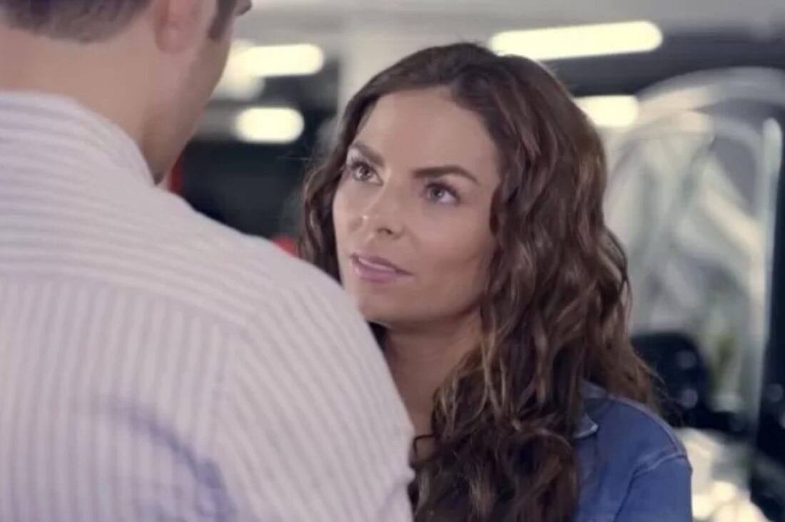 Em Contigo Sim, Leonardo pede Ângela em casamento, mas ela hesita