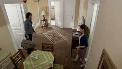 Fatmagül e Kerim em um momento de tensão, com Fatmagül demonstrando tristeza e Kerim com expressão séria