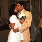 Rafael e Serena se olham apaixonados em uma cena romântica da novela Alma Gêmea