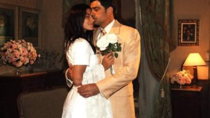 Rafael e Serena se olham apaixonados em uma cena romântica da novela Alma Gêmea