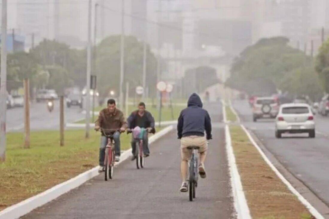 Apesar do frio matinal, a velocidade do vento está um pouco mais alta, o que pode intensificar a sensação térmica
