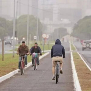 Apesar do frio matinal, a velocidade do vento está um pouco mais alta, o que pode intensificar a sensação térmica