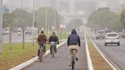 Apesar do frio matinal, a velocidade do vento está um pouco mais alta, o que pode intensificar a sensação térmica