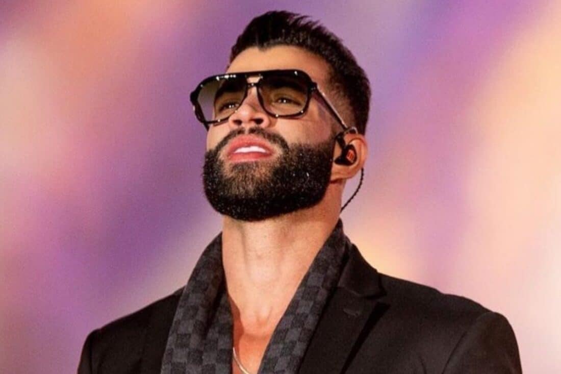 Gusttavo Lima se apresenta em um show junino e é surpreendido por um fã que o pede em casamento. O cantor responde com bom humor e o momento é registrado em vídeo que viraliza nas redes sociais.
