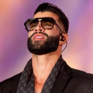 Gusttavo Lima se apresenta em um show junino e é surpreendido por um fã que o pede em casamento. O cantor responde com bom humor e o momento é registrado em vídeo que viraliza nas redes sociais.